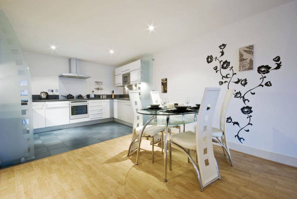 Soluzioni per dividere soggiorno e cucina